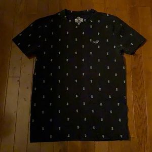 Men’s XS pineapple detail tee.